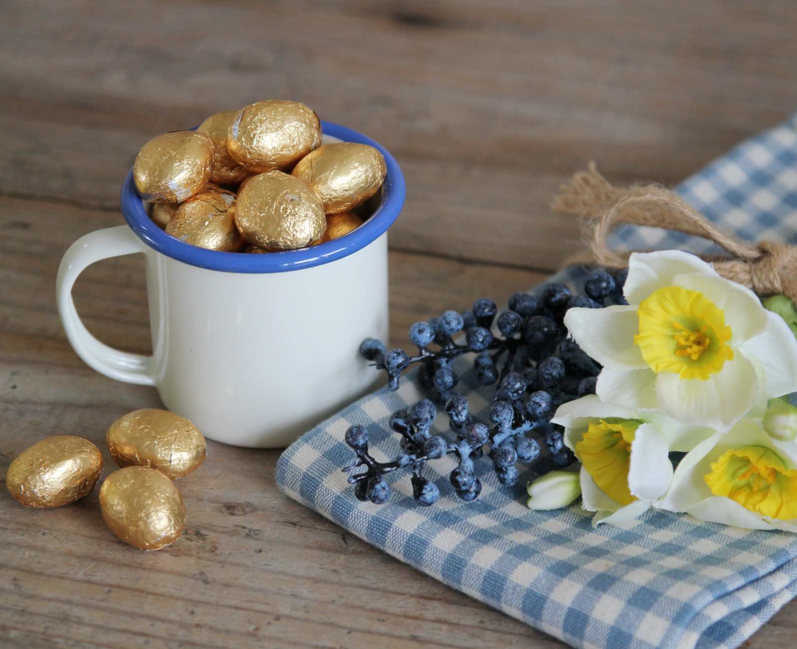 Easter gift - Espresso cup with chocolate eggs