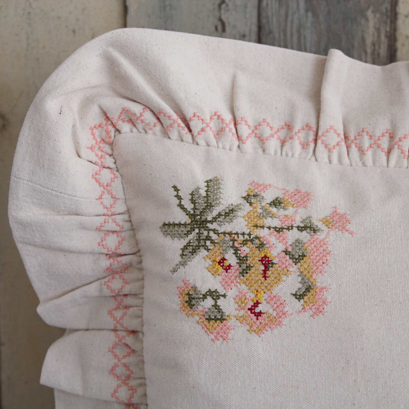 Projektityyny Frill Cushion -  Peony Embroidery