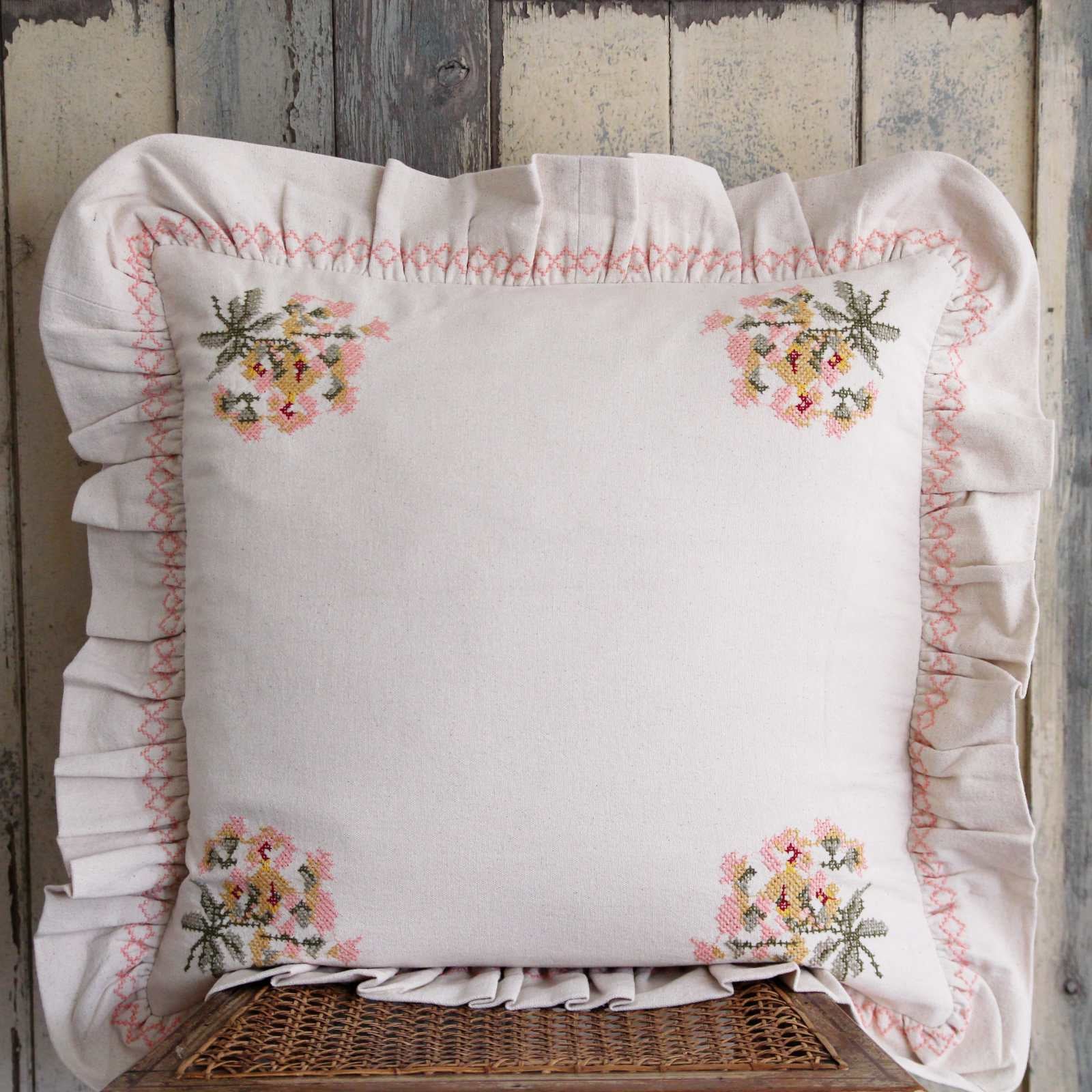 Projektityyny Frill Cushion -  Peony Embroidery